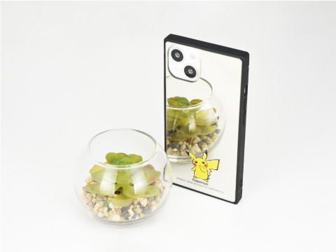 背面にはミラー素材を使用